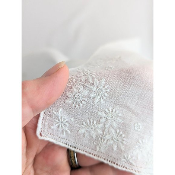 Pair of Antique Embroidered Organza Linen Cocktail Dinner Napkins White and Pink - Picture 3 of 7